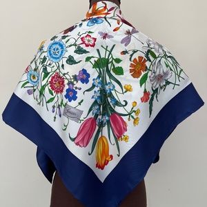 New Authentic Gucci Scarf Flora V. Accornero Floral White Blue Border Silk Wrap